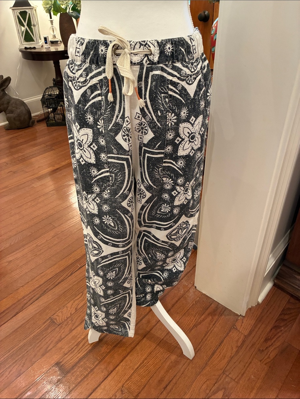 Pilcro Dark Gray and White Printed Cropped with Drawstring/Elastic Waist Size L